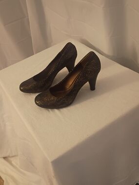 Kenneth Cole Black and Gold Textured Mid-Heel Pumps